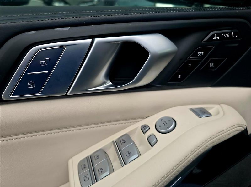 BMW X7 4,4 i 7MÍST TOP KOMPLET VÝBAVA - fotka 32 z 37