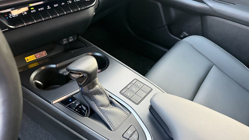 Lexus UX 250h 300H 2,0 HEV F SPORT DESIGN - fotka 18 z 25