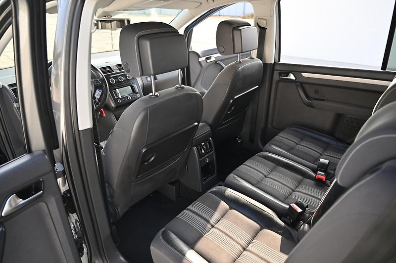 Volkswagen Touran 2.0TDI 103KW Match 7Míst 11/12 - fotka 32 z 49