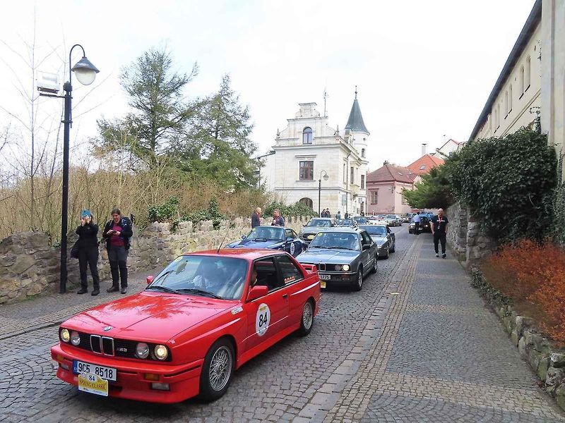 Michal a Jonáš Pavlíčkovi na startu. Rallye Spring Classic startovalo v sobotu 12. dubna dopoledne z jihočeského Tábora. Na trasu 231 kilometrů vyrazilo 100 posádek.
