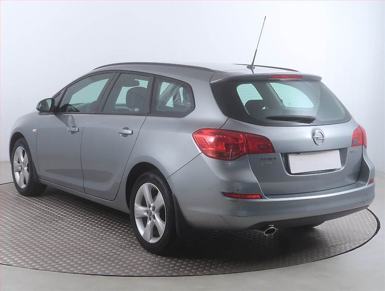 Opel Astra (2011) 1.4 T, po STK, servisované - fotka 4 z 13