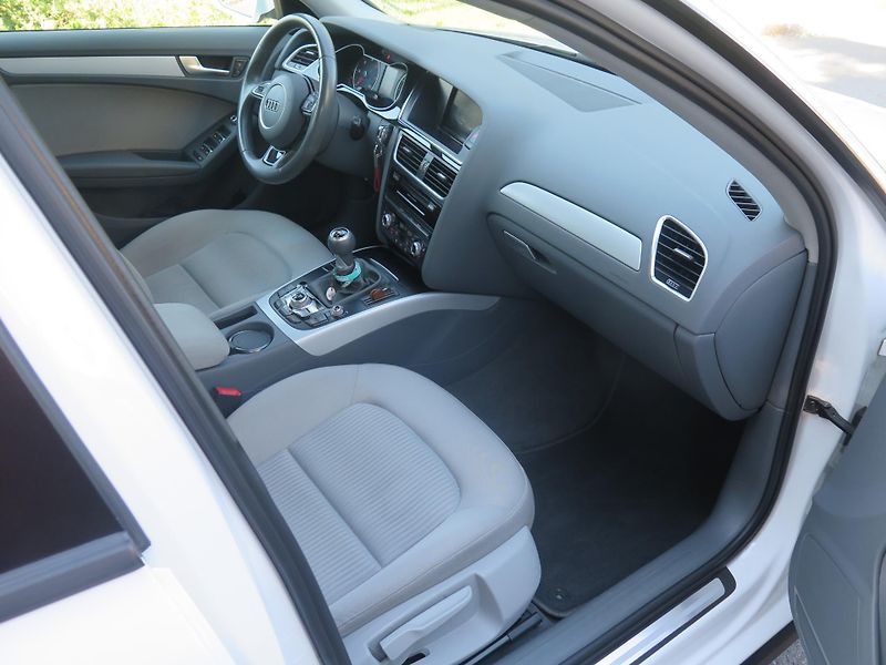 Audi A4 A4 2,0 TDI FULL S-LINE - fotka 13 z 23