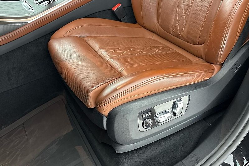BMW X7 M50i - fotka 8 z 31