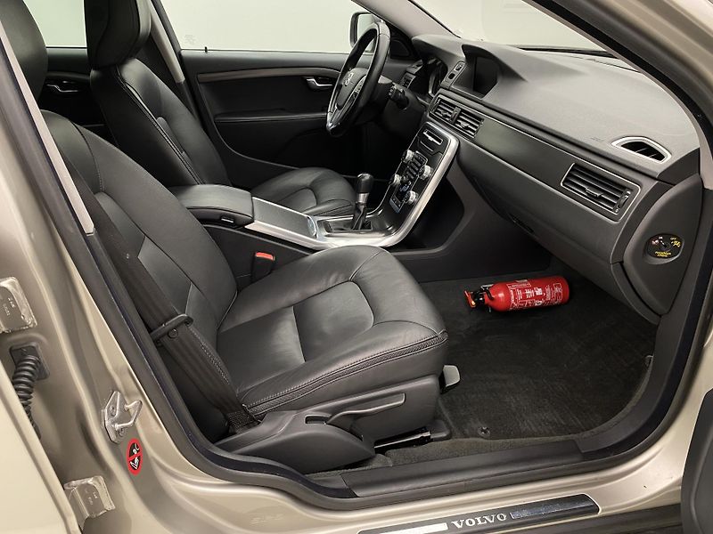 Volvo XC70 D3 AWD SUMMUM AUT - fotka 23 z 45