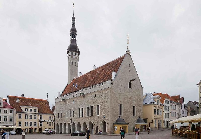 Palác obklopují zahrady ve francouzském stylu. 