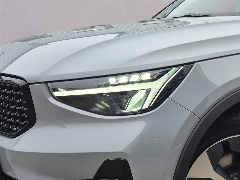 Volvo XC40 2,0 B3 Plus Dark - fotka 5 z 19