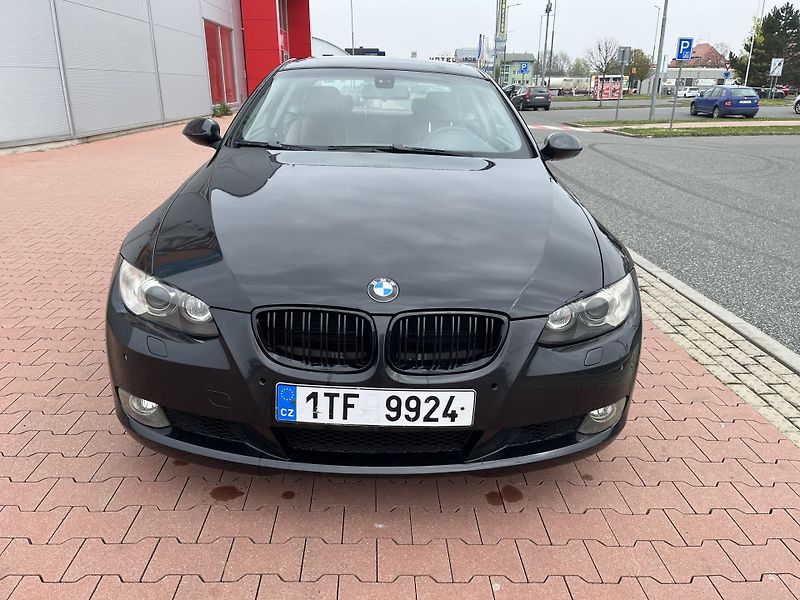 BMW Řada 3 320i Coupe - fotka 3 z 23