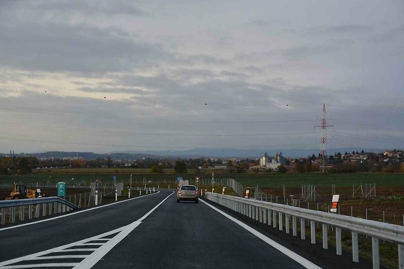 Řidiči, kteří míří po dálnici D1 z Kroměříže na Přerov, mohou už od listopadu u Říkovic najíždět na novou rampu.