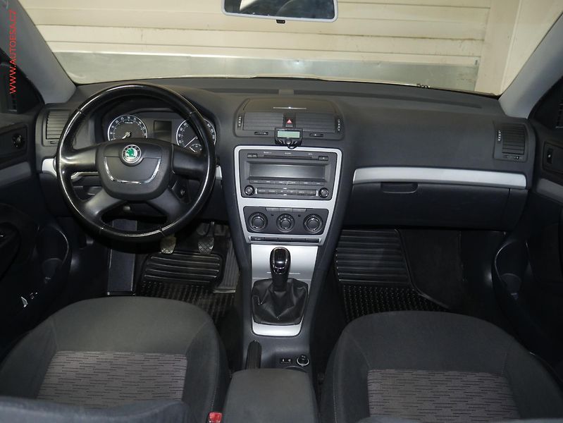 Škoda Octavia (2012) 1.6 TDI, ČR, AC, TZ, temp - fotka 8 z 17