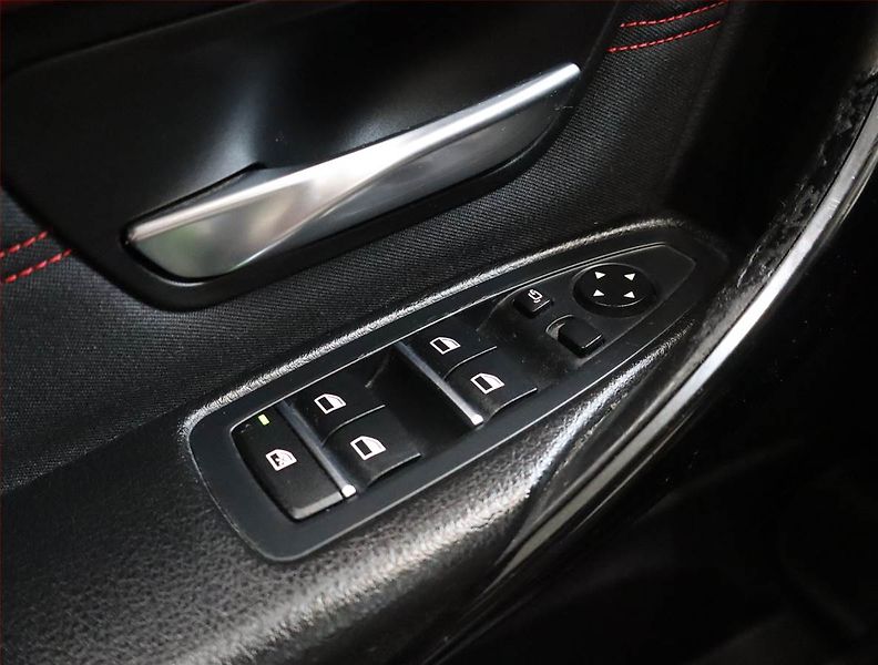 BMW Řada 3 (2016) 318 i, Automat, Xenony - fotka 17 z 20