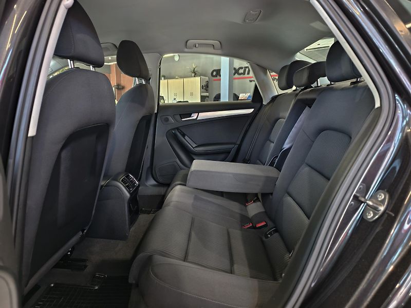 Audi A4 2.0 TDi 105kW BIXENONY, PDC - fotka 10 z 19