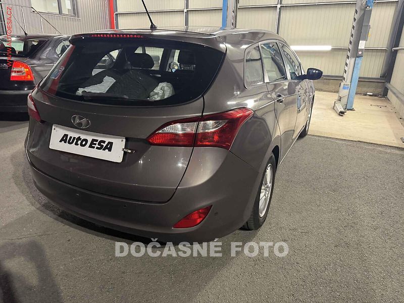 Hyundai i30 (2015) 1.6 MPi, 2.maj,ČR, AC, tempo - fotka 2 z 3