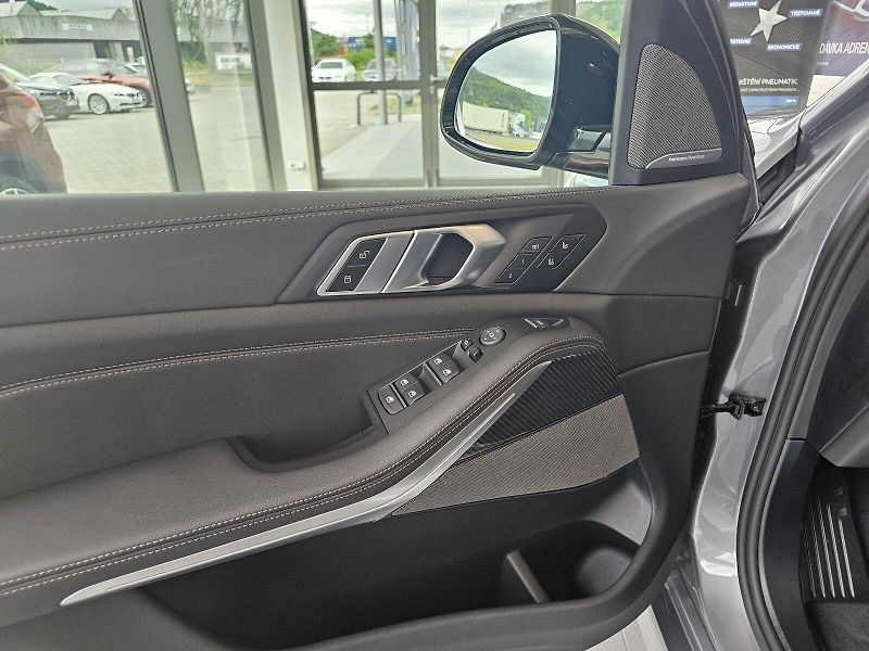 BMW X5 xDrive30d - fotka 12 z 38