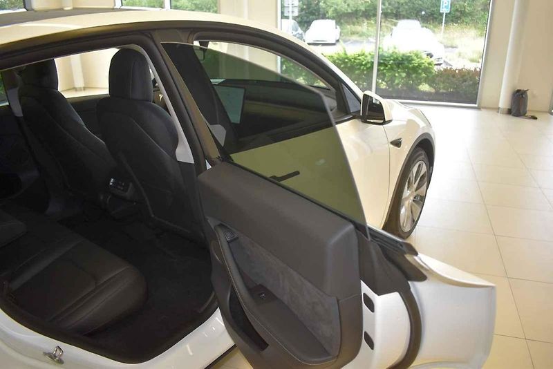 Jedna z prvních Tesel Model Y v showroomu v Čestlicích