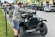 Veterány soutěžící o Zlomenou poloosu při své zastávce v Koutech