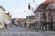 Červená na semaforech pro naprostou většinu řidičů v Česku znamená, že nemohou jet dál. Existuje ale tolerovaná výjimka