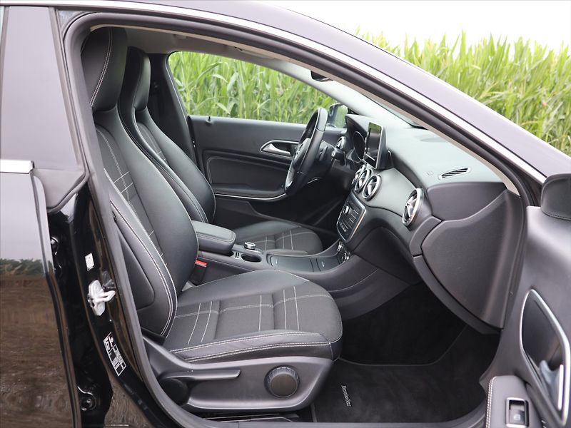 Mercedes-Benz CLA 2,0 250 155kW 4Matic Xenon - fotka 11 z 27