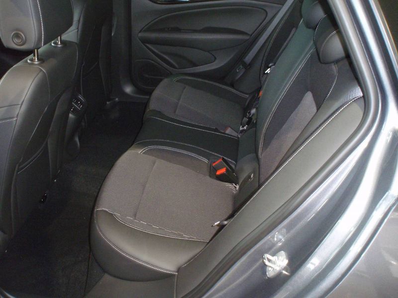 Opel Insignia Elegance Sports Tourer F 2.0 D - fotka 12 z 21