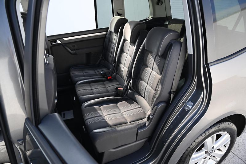 Volkswagen Touran 2.0TDI 103KW Match 7Míst 11/12 - fotka 31 z 49