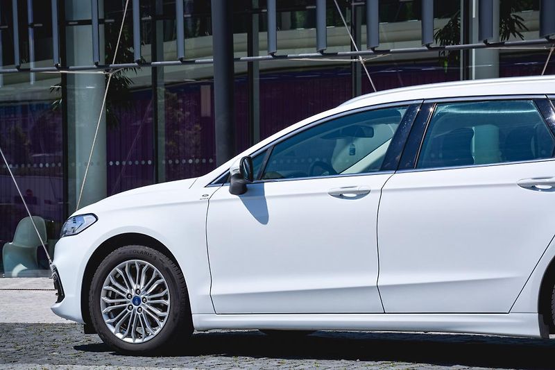 Ford Mondeo (2021) 2.0 138kw Hybrid ecvT TITANIUM - fotka 14 z 32
