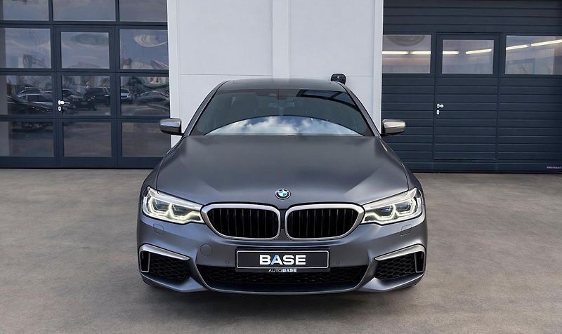 BMW Řada 5 M550i xDrive - fotka 2 z 26