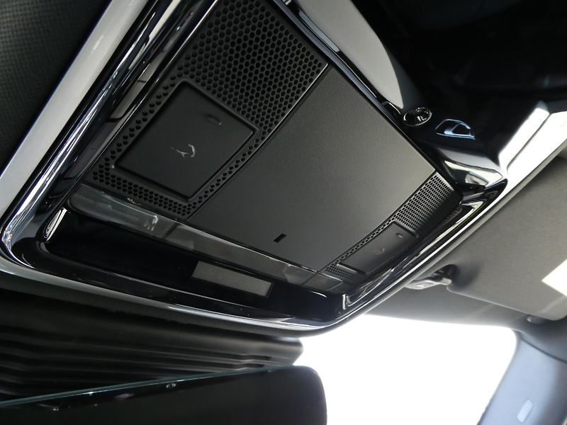 Land Rover Range Rover Velar Dynamic SE P400e - fotka 31 z 37