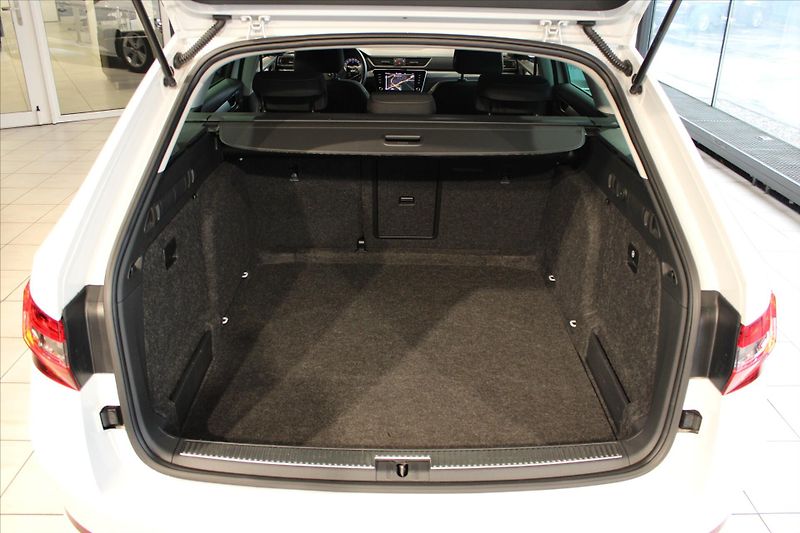 Škoda Superb TDi DSG Combi LED/DPH - fotka 24 z 27