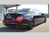 Maybach 62 S je navíc vrcholnou verzí z modelové řady německého výrobce, takže pod kapotou tepe šestilitrový V12 od AMG o výkonu 612 koní (450 kW). Jednoduše ideální auto, pokud zrovna spěcháte do studia nahrát novou hip-hopovou desku.
