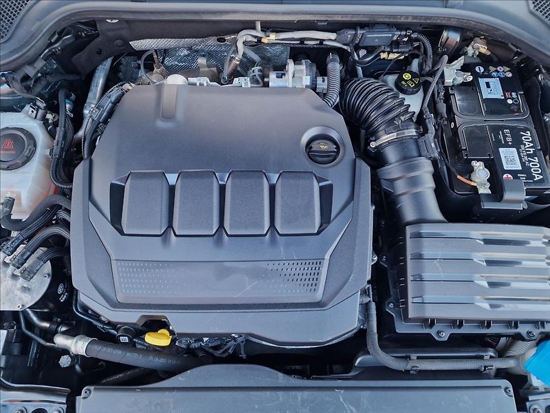 Škoda Octavia 2.0 TDI DSG Style Combi,1.Maj - fotka 44 z 50