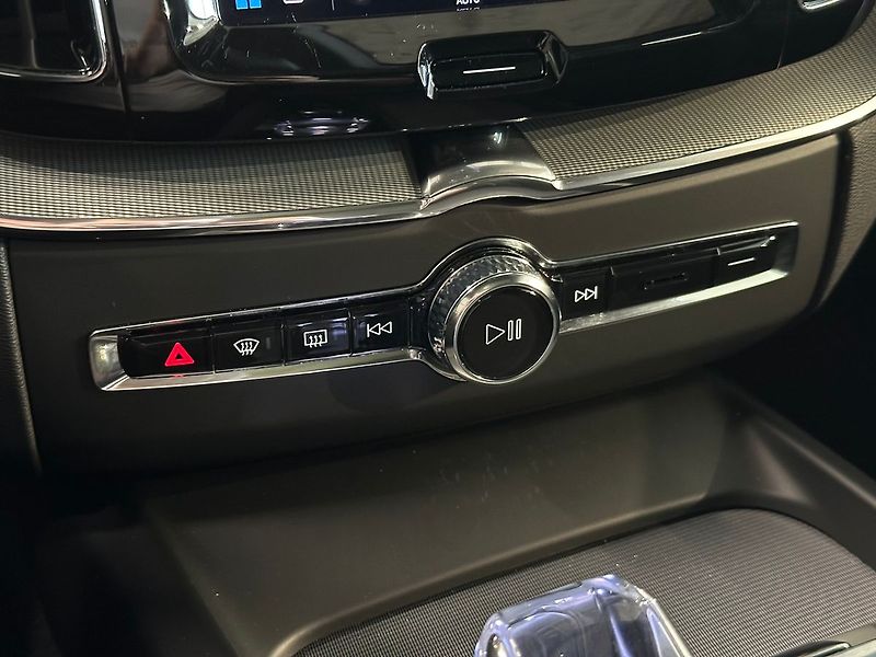 Volvo XC60 T8 PLUS Black Edition, 360°,HK - fotka 28 z 34
