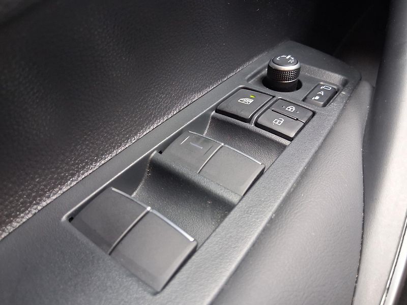 Toyota Corolla GR SPORT 1.8 Hyb. 103 kW - fotka 22 z 28