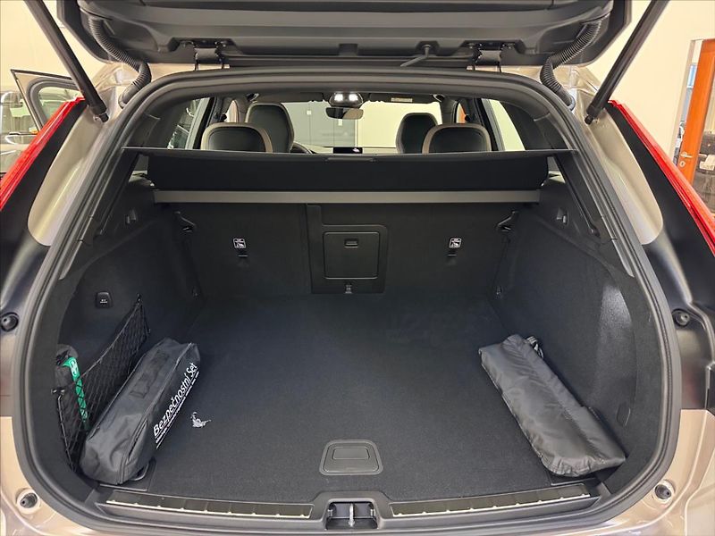 Volvo XC60 2,0  B5 Plus Dark - fotka 12 z 15