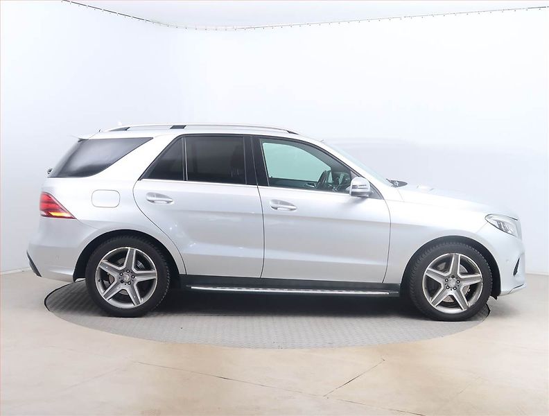 Mercedes-Benz GLE (2016) 500, 4X4, Automat, Kůže - fotka 6 z 16