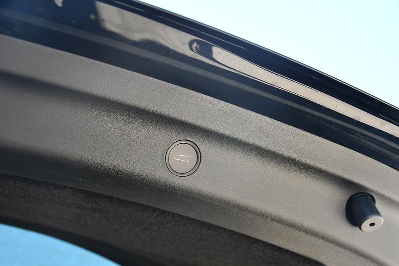 Tesla Model Y LONG RANGE DUAL MOTOR  - fotka 39 z 46