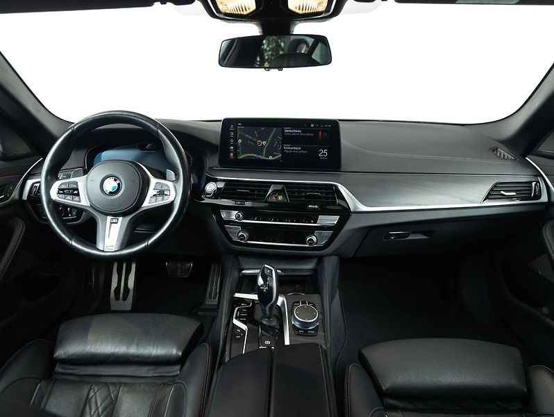 BMW Řada 5 M550i xDrive - fotka 12 z 23