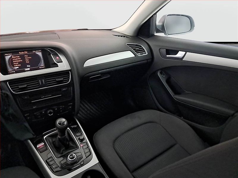 Audi A4 (2010) 2.0 TDI, nová STK - fotka 8 z 15