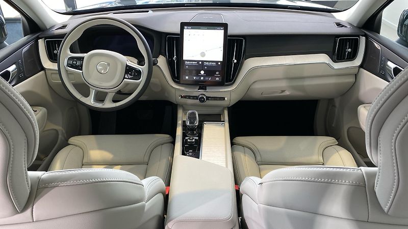 Volvo XC60 (2026) ULTRA DARK, B5 AWD, 184+10 kW - fotka 12 z 15