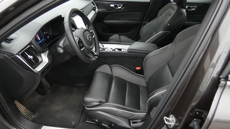 Volvo S60 B5 AWD Ultimate Dark - fotka 18 z 25