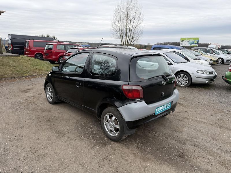 Toyota Yaris 1.0i - fotka 8 z 19