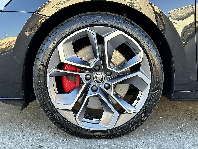 Škoda Octavia RS 2.0 TSi 180kW Matrix-LED V. - fotka 9 z 52