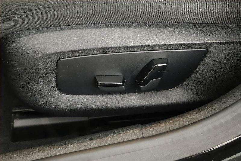BMW Řada 5 (2017) 520d xDrive, 4X4, Automat - fotka 14 z 19