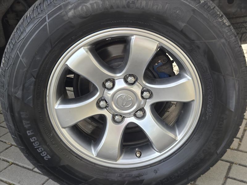 Toyota Land Cruiser 3,0 D-4D 127kW 8-míst ČR 1.maj - fotka 25 z 44