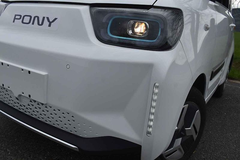 Na venkovských silnicích elektrický Pony stačí tempu okolního provozu