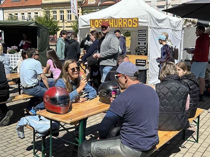 Kolonádu ovládla italská auta, na náměstí se dala ochutnat jihoevropská jídla.