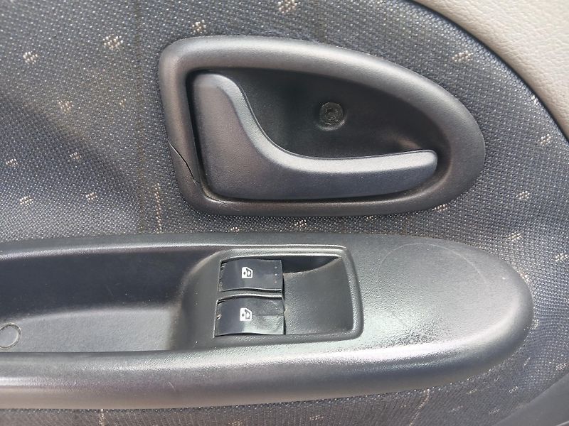 Renault Clio 1.2i ČR +sada kol - fotka 9 z 27