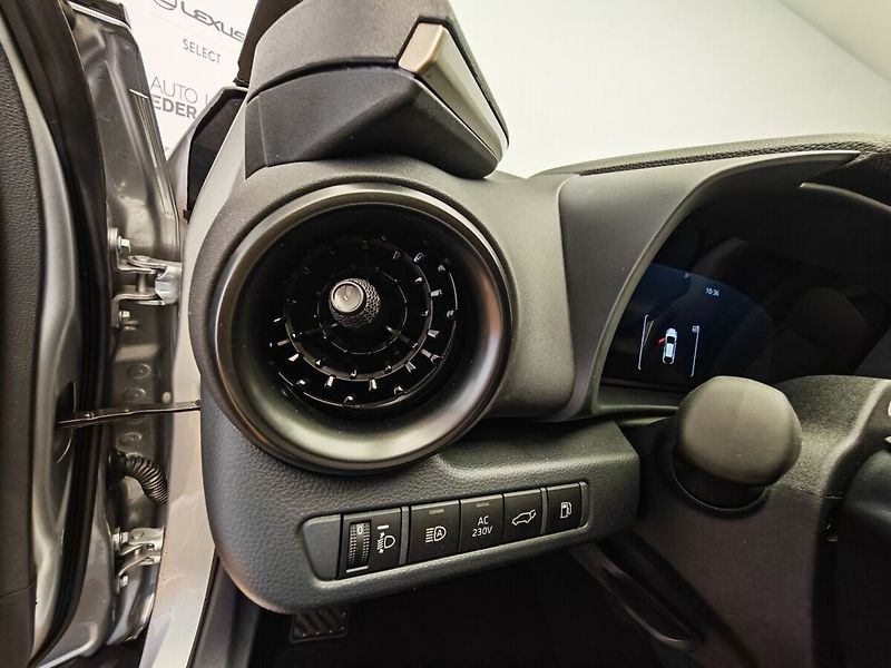 Toyota C-HR 2.0 Plug - in Hybrid ( 220k ) - fotka 23 z 37