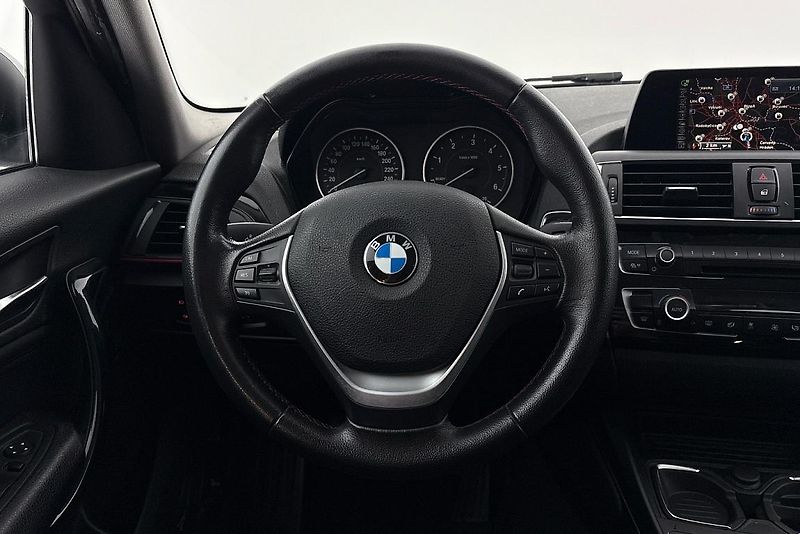 BMW Řada 1 118d xDrive - fotka 7 z 13