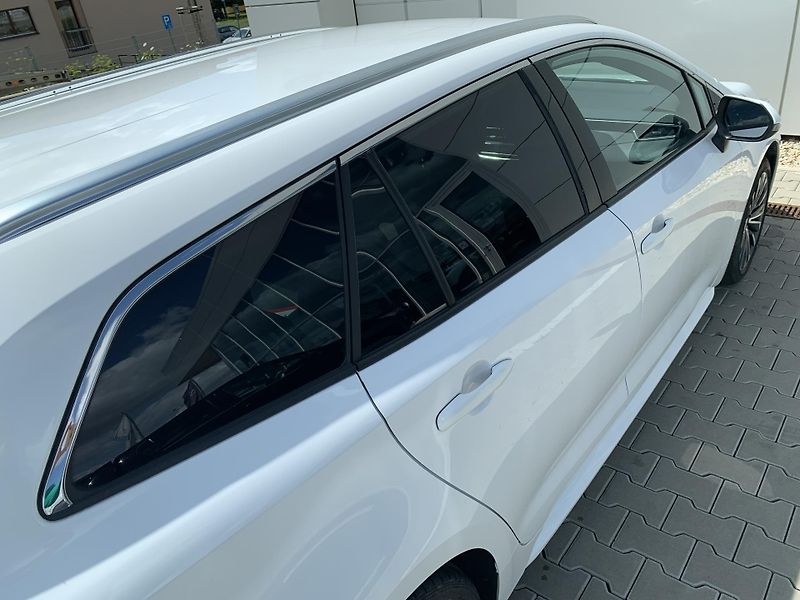 Toyota Corolla TS STYLE 1.8 HEV 103kW e-CVT - fotka 29 z 32