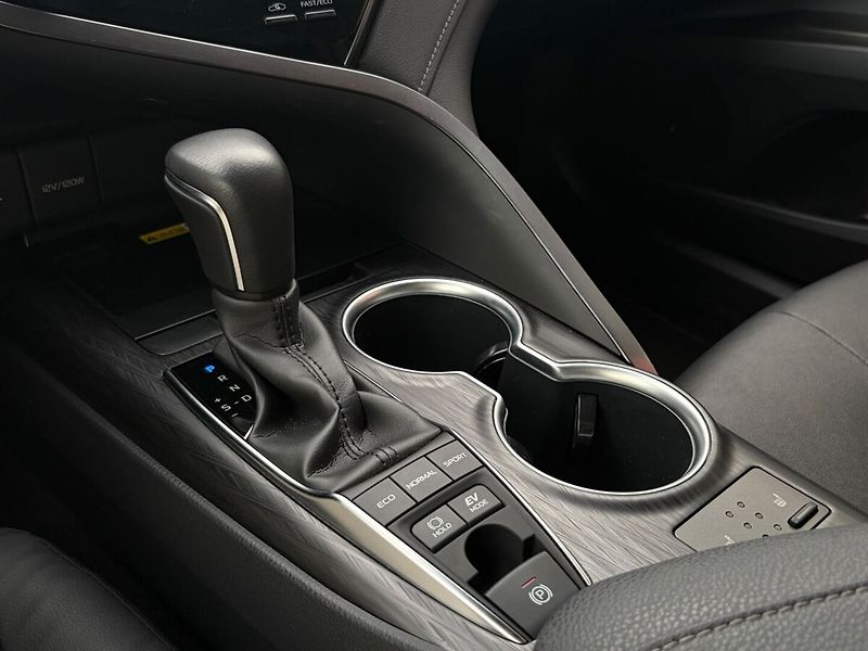 Toyota Camry 2,5 Hybrid Executive - fotka 9 z 19