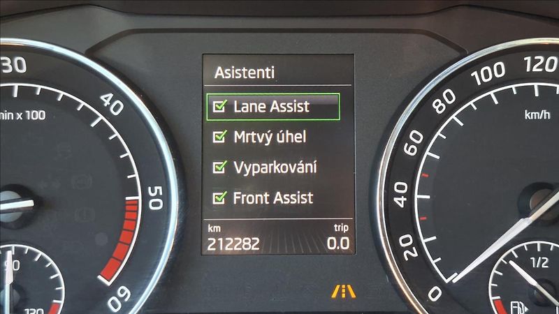 Škoda Superb 1,6 TDi 88 Kw Style DSG DPH - fotka 21 z 32